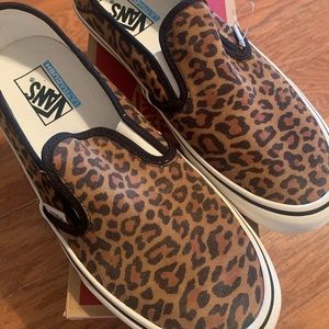 Vans New in box slip on Asher style. Men’s size 8.5. Women’s 10. Leopard print